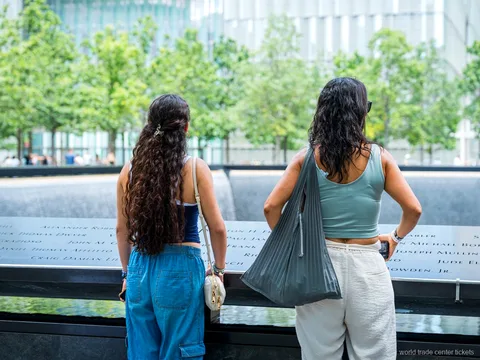 9/11 Memorial spejlbassin besøgt på den guidede rundvisning