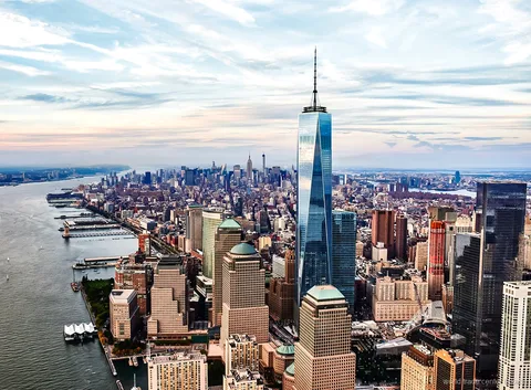 Vista do topo do One World Observatory sobre o horizonte de Manhattan