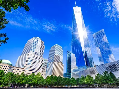Private guide at One World Observatory pointing out Manhattan landmarks