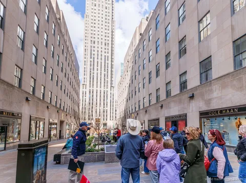 Sosta fotografica al Rockefeller Center nel tour in bus di lusso di New York