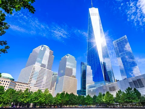 Guia privado no One World Observatory apontando pontos de referência de Manhattan